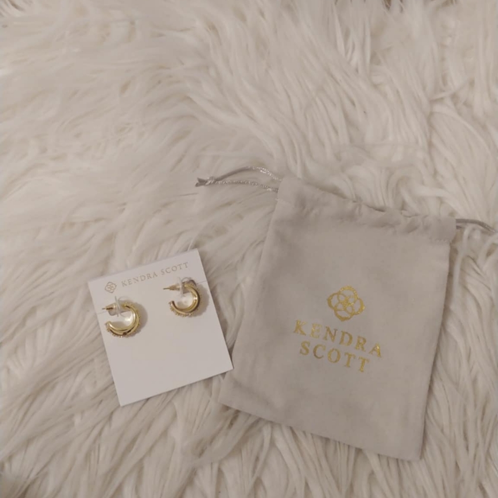 💖FIRM! NWT KENDRA SCOTT LIVY HUGGIE GOLD EARRINGS WITH DUST BAG